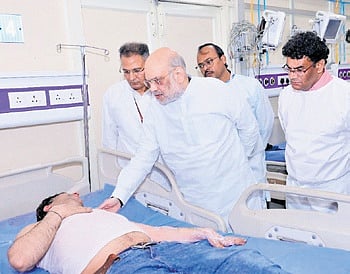 Amit Shah enquiring after an injured at Lok Nayak Hospital.
