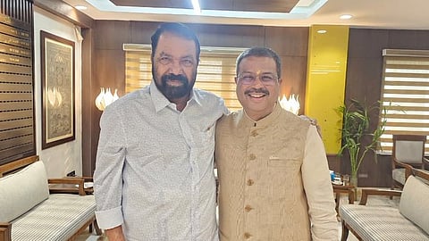 Kerala General Education Minister V Sivankutty (L) and Union Education Minister Dharmendra Pradhan.