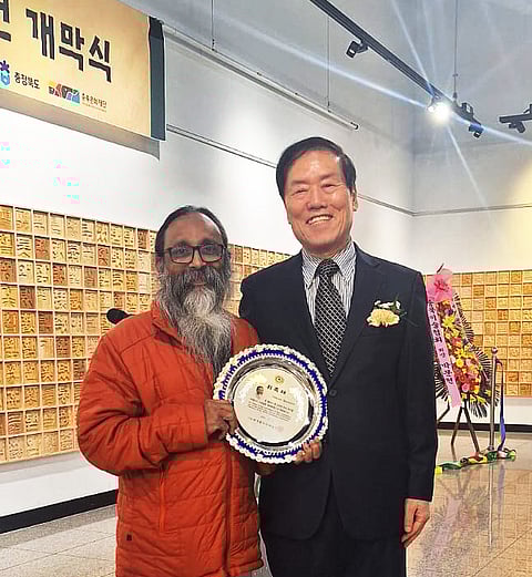 Artist Narayana Bhattathiri with Kim Dong-Yeon of World Script Calligraphy Association, South Korea