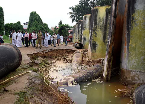 A 40-year-old water tank of the Kerala Water Authority collapsed at Thammanam on Monday morning , flooding nearby houses and damaging several vehicles.