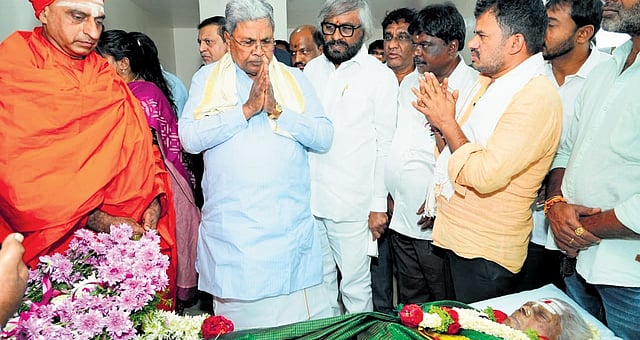 Chief Minister Siddaramaiah pays his last respects to Karnataka’s forest ambassador Salumarada Thimmakka in Bengaluru on Friday | express
