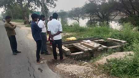 Officials inspect the main water pipeline under the Athikadavu Avinashi Scheme, where a breakage occurred at Nallichettipalayam in Annur Union in Coimbatore
