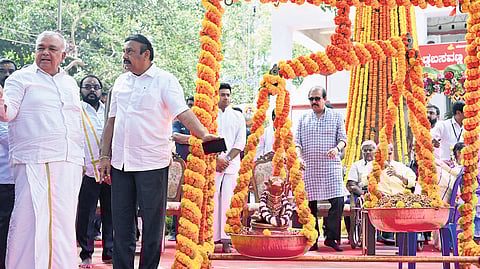 Muzrai Minister Ramalinga Reddy inaugurates the Kadalekai Parishe, which began with the ceremonial offering of groundnuts.