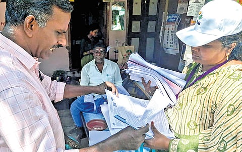 Officials distributing enumeration forms as part of SIR in Tiruchy 