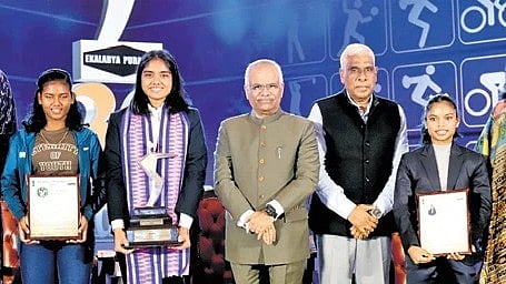 Swetaparna, Aahaan & Pritismita pose for a photo with AG Pitambar Acharya, Baijayant Panda, Prakash Mishra and Paramita Panda on Sunday.