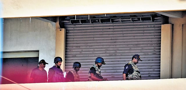 Special force personnel entering the building where the Maoists took shelter in the New Auto Nagar area of Vijayawada on Tuesday I Prasant Madugula