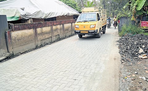 The section of the Kaniyampuzha Road where interlock tiles were laid without 
the provision of drains 