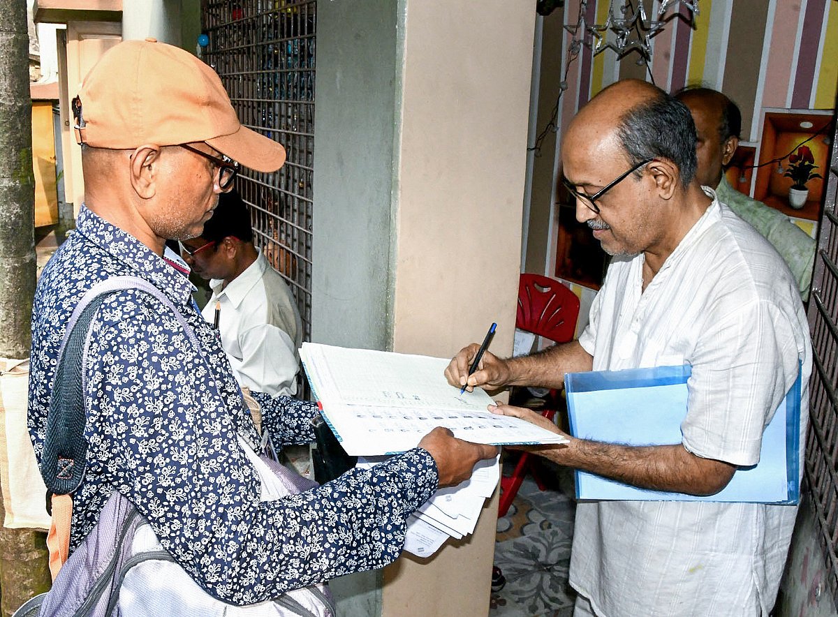 SIR row: ECI to appoint observers to keep watch on section of BLOs in West Bengal after alleged negligence