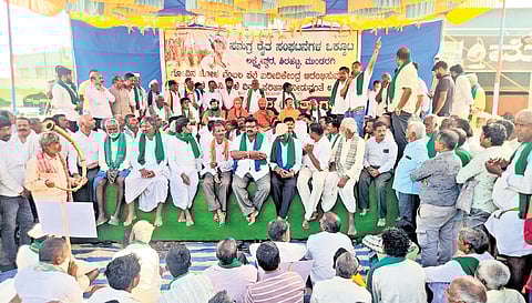Farmers protest at Lakshmeshwar in Gadag district before the CM’s announcement