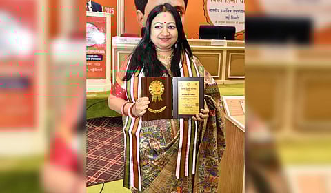 Dr Neetu Kumari Navgeet, renowned folk singer from Bihar, was presented with the Vishwa Hindi Seva Samman.