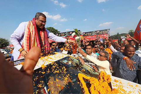 Union minister Dharmendra Pradhan waves a gamcha
during his reception in Bhubaneswar, on Friday