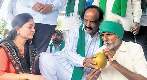 MLA NH Konaraddi and Dharwad DC Divya Prabhu visit the protest site in Navalgund on Monday 