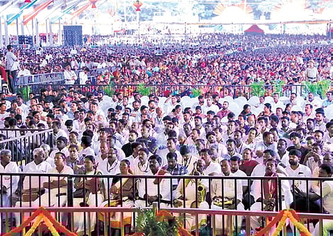 People at the programme attended by Chief Minister Siddaramaiah and other ministers at Sidlaghatta in Chikkaballapur district, on Monday