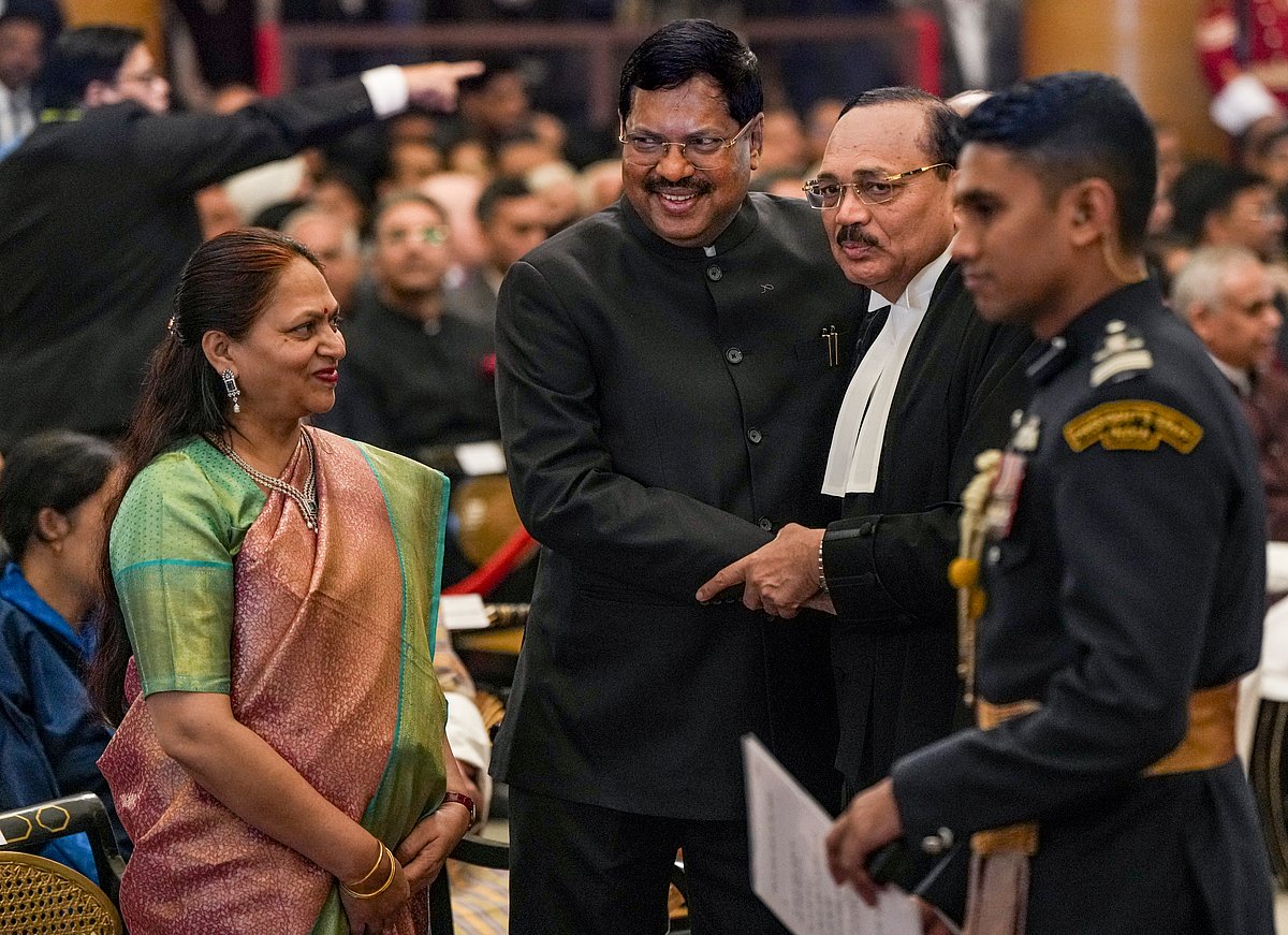 Ex-CJI Gavai leaves official car for successor Surya Kant at Rashtrapati Bhavan
