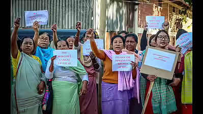 Internally displaced people clash with security forces as they attempt to return to native homes in Manipur