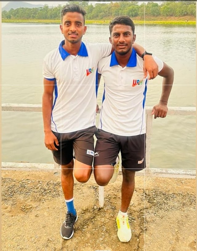 Amir Ali (L) with his younger brother Shahrukh