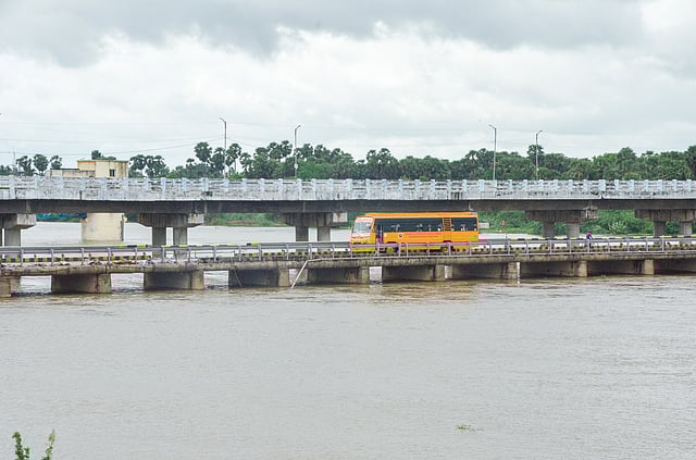 Heavy flow in Thamirabarani river has pushed the water level dangerously close to the old Authoor Bridge in Thoothukudi district.