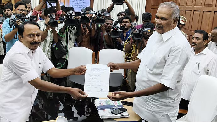 Expelled AIADMK veteran Sengottaiyan resigns as MLA, amid strong  speculation of TVK switch