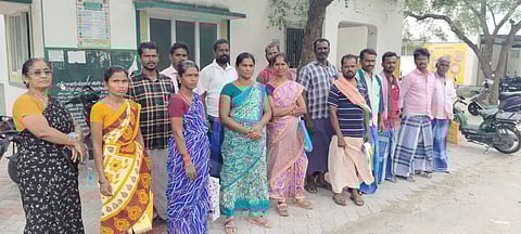 Farmers submitted a petition in the office of Assistant Director of Agriculture at Pudur | EXPRESS
