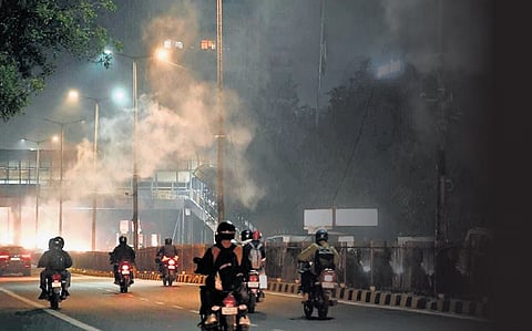 Morning sun rises over a fog-covered stretch of the Yamuna river with toxic foam floating on its waters, at Kalindi Kunj in New Delhi, Monday, Dec. 1, 2025. 