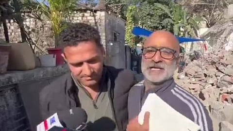 Kuldip Sharma (R) with journalist Arfaz Ahmad Daing (L)