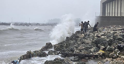 Cyclone Ditwah- High tide surges near shores owing heavy gale in Rameswaram on Friday.