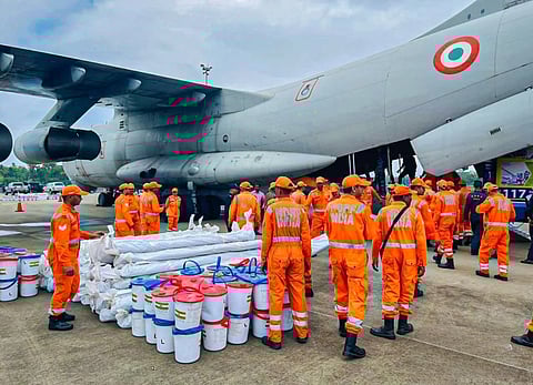 An IL-76 Indian Air Force aircraft arrived in Sri Lanka carrying 80 National Disaster Response Force personnel, disaster relief supplies and rescue equipment. 