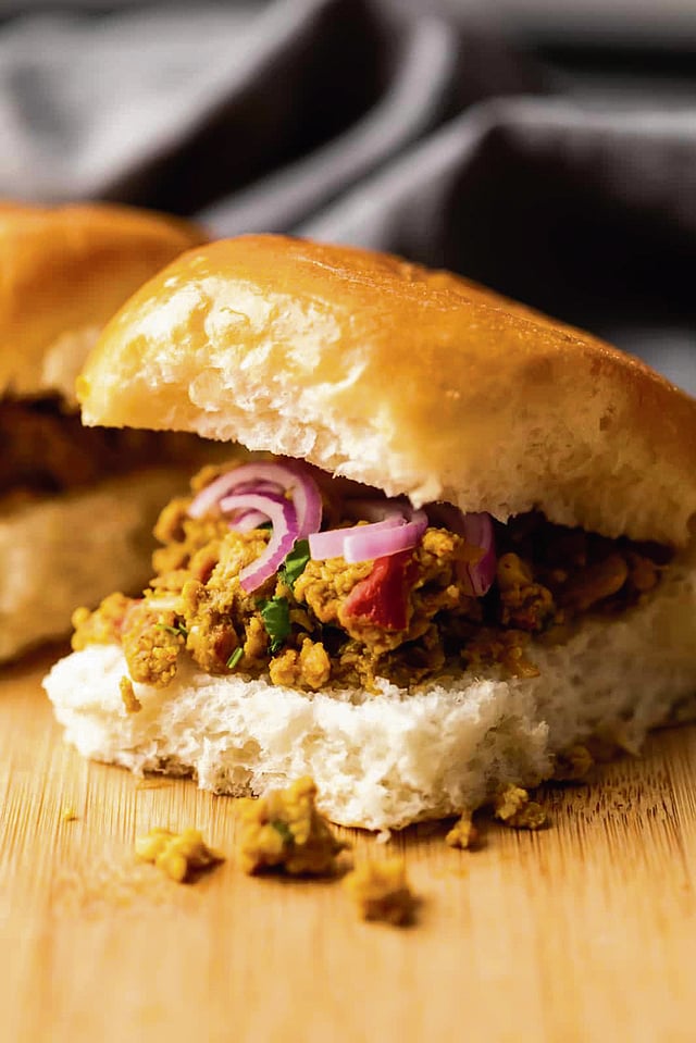 Masala Egg Bhurji Buns