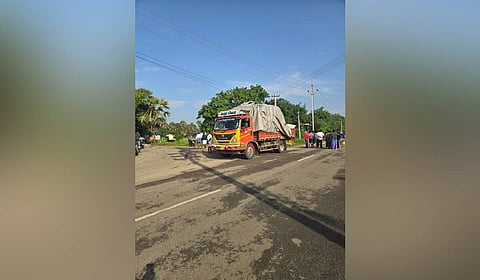 Municipality councillor, husband, sister killed as vegetable truck hits two-wheeler in TN's Surandai