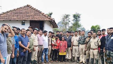 Two-year-old kid Sunanya along with people who were involved in the search.