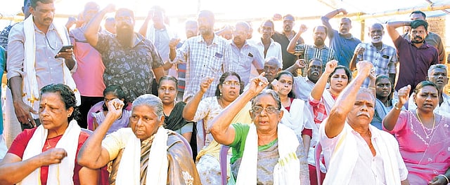 A group of protesters affiliated to the BJP raise slogans against the withdrawal of the agitation, outside the Munambam Velankanni Matha Church, terming the move a betrayal of trust 