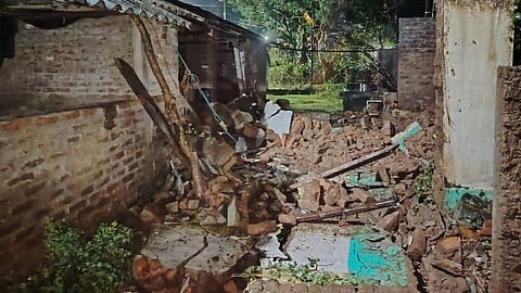 The incident occurred amid heavy rainfall in the region, which has left several poorly maintained structures vulnerable to collapse.