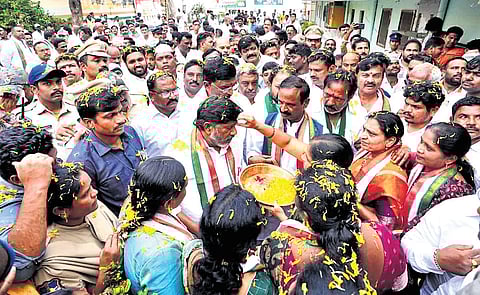 Local residents accord a traditional welcome to Deputy Chief Minister Mallu Bhatti Vikramarka in Khammam on Monday