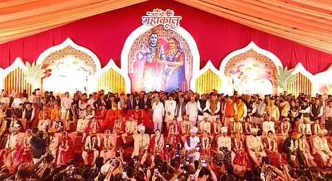 The newly married couples, including the CM’s son and daughter-in-law, received blessings from prominent Hindu seers and religious leaders.