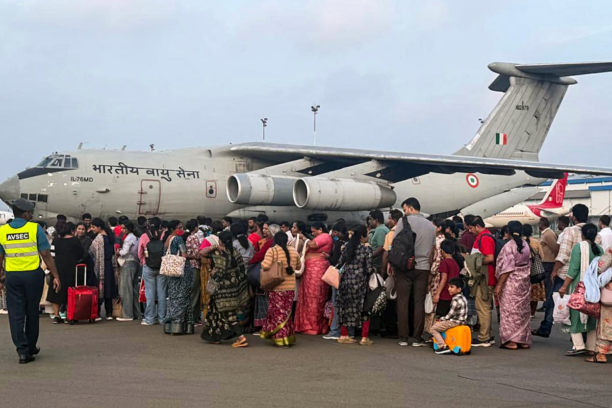 India evacuates last batch of stranded citizens from Sri Lanka, intensifies relief efforts India evacuates last batch of stranded citizens from Sri Lanka, intensifies relief efforts