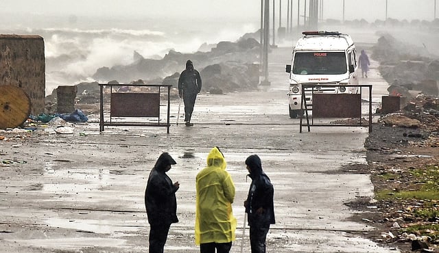 Police stand gaurd at Kasimedu harbour | Shiba Prasad Sahu / 
P JAWAHAR/ P RAVIKUMAR