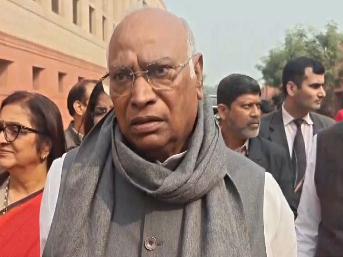 Kharge leads Oppn onslaught on Sanchar Saathi