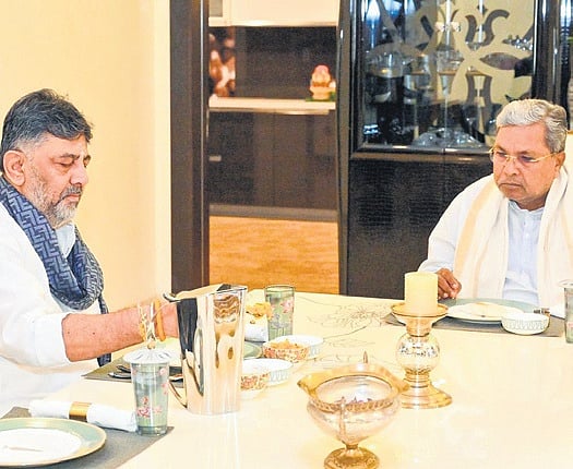 DCM DK Shivakumar and CM Siddaramaiah relish breakfast at the former’s residence.
