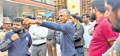 Revenue Minister Krishna Byre Gowda pulls up officials during a surprise inspection of Phase 2B Metro work between 
Nagavara Junction and Bagalur Cross on Wednesday.