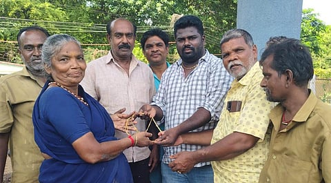 Sanitation worker Meenakshi helped a resident recover 25 sovereigns that had accidentally been dumped along with waste in the garbage vehicle