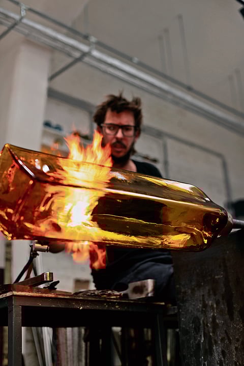 Robert Comploj shaping glass