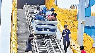 At least 12 passengers in the air for 20-30 minutes after a sudden power cut