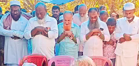 Clerics performing funeral prayer for Abdul Rahman at his residence at Mudapuram near Chirayinkeezhu in Thiruvananthapuram on Sunday.