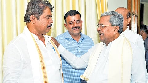 Chief Minister Siddaramaiah reached Suvarna Vidhana Soudha for the winter session and held discussions with Speaker U.T. Khader, LoP R. Ashoka and BJP MLA Sunil Kumar in Belagavi on Monday.