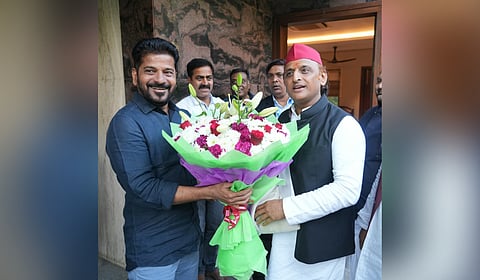 Former Uttar Pradesh Chief Minister Akhilesh Yadav paid a courtesy call on CM Revanth Reddy at his Jubilee Hills residence.