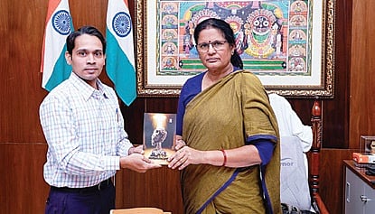 Odisha Deputy CM Pravati Parida unveiling Rakesh Panda's short story collection.
