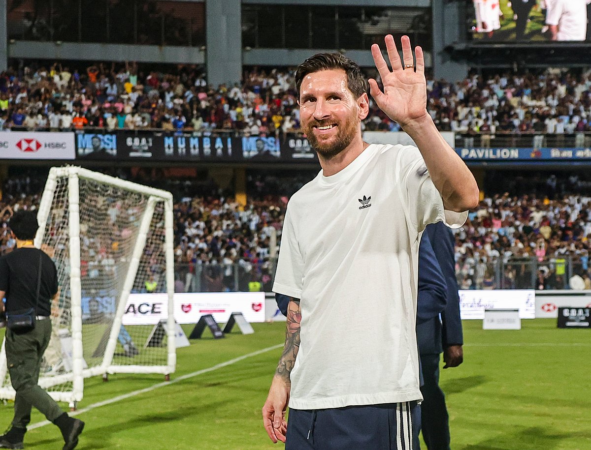 Messi's Delhi arrival delayed as fog disrupts flight