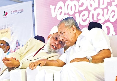 Samastha president Syed Muhammad Jiffri Muthukoya Thangal with CM Pinarayi Vijayan at the reception given to Sandesha Yathra.