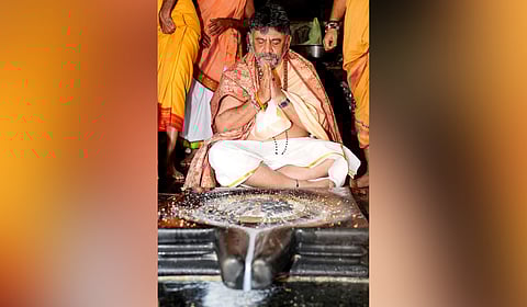 DCM DK Shivakumar performs pooja at Mahabaleshwara temple in Gokarna on Friday.