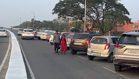 The municipality’s poor planning and the lack of parking spaces in buildings have resulted in roads being turned into parking spots. 